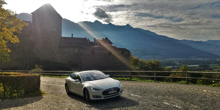 Jízda do budoucnosti v luxusním elektromobilu Tesla Model S nebo Model X