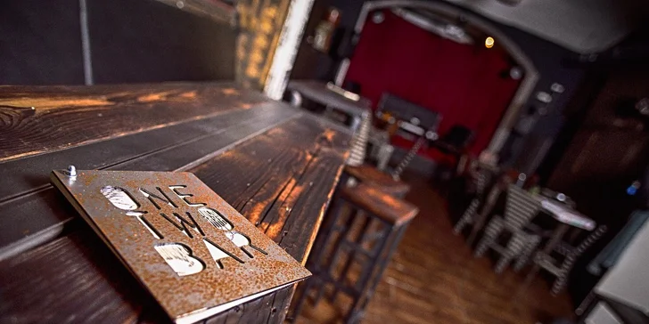 Artový bar s galerií na Vinohradech: 1, 2 nebo 4 drinky Moscow Mule či Tom Colins