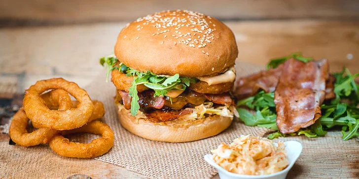 Burger menu z lokálních zdrojů: Cibuláč a k němu hranolky, salát nebo polévka