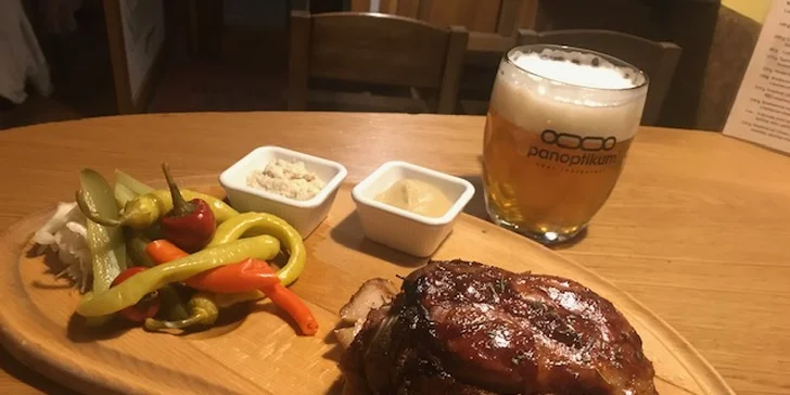 Koleno má cca 750 gramů. Žeber dostanete rovnou kilo. 