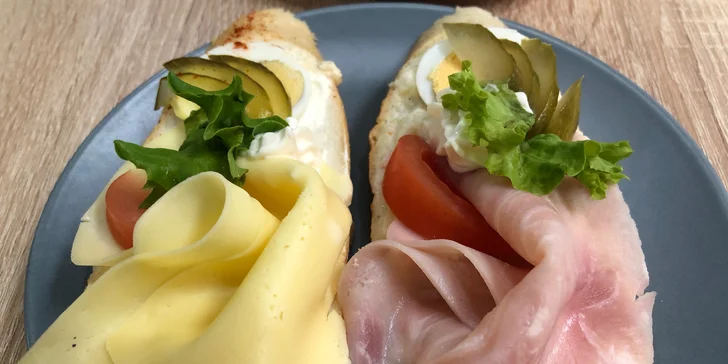 Chlebíčky a káva podle výběru: frappé, cappuccino nebo espresso