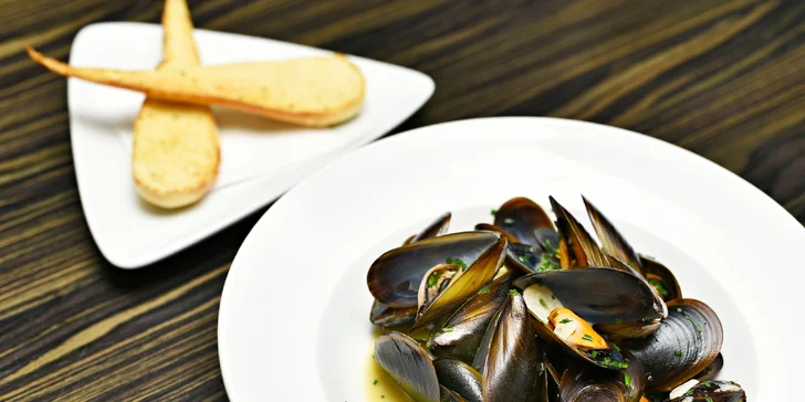 5chodové degustační menu s rybou i srnčím hřbetem a příp. lahví vína pro dva