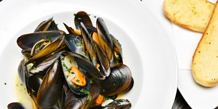 5chodové degustační menu s rybou i srnčím hřbetem a příp. lahví vína pro dva