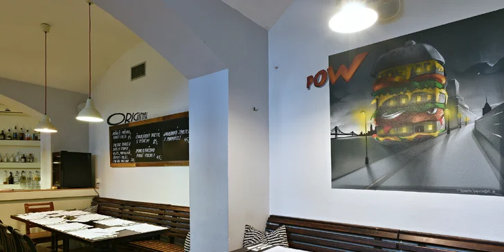 Hovězí nebo jehněčí burger, domácí houska, hranolky nebo salát a limonáda