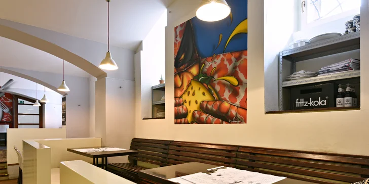 Hovězí nebo jehněčí burger, domácí houska, hranolky nebo salát a limonáda