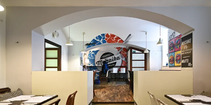 Hovězí nebo jehněčí burger, domácí houska, hranolky nebo salát a limonáda