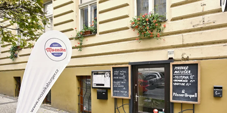 Hovězí nebo jehněčí burger, domácí houska, hranolky nebo salát a limonáda