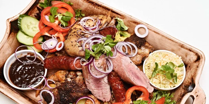 Obří pekáč plný masových dobrot pro 2–3 strávníky kousek od Karlova mostu