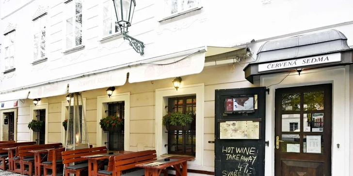 Obří pekáč plný masových dobrot pro 2–3 strávníky kousek od Karlova mostu