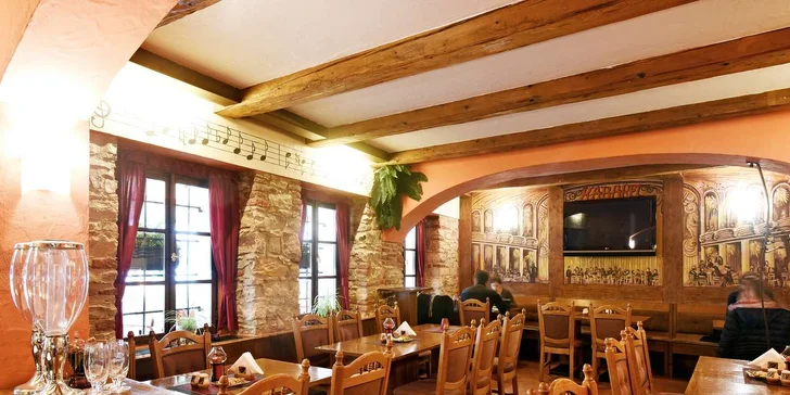 Obří pekáč plný masových dobrot pro 2–3 strávníky kousek od Karlova mostu