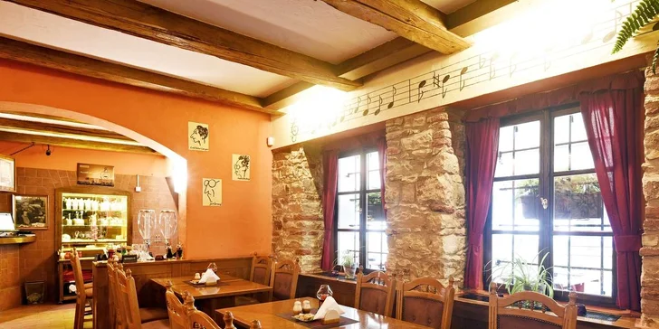 Obří pekáč plný masových dobrot pro 2–3 strávníky kousek od Karlova mostu