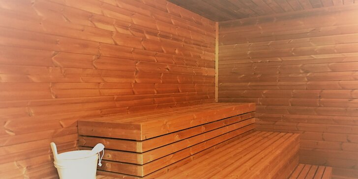 Soukromá chalupa poblíž Vranova až pro 14 osob: sauna s jezírkem i vířivka