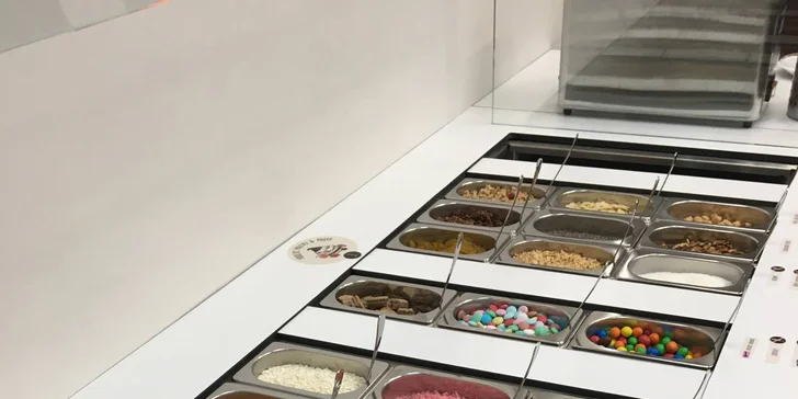 Zdravé mlsání: 200 g frozen yogurtu s ovocem a posypy podle vaší fantazie