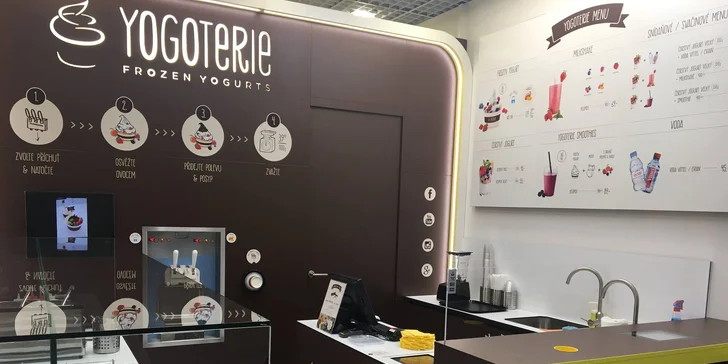 Zdravé mlsání: 200 g frozen yogurtu s ovocem a posypy podle vaší fantazie