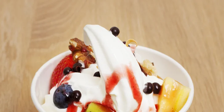 Zdravé mlsání: 200 g frozen yogurtu s ovocem a posypy podle vaší fantazie