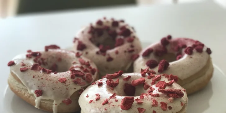 Libovolné horké pití s donutem nebo bagelem v kavárně ve stylu amerického animáku