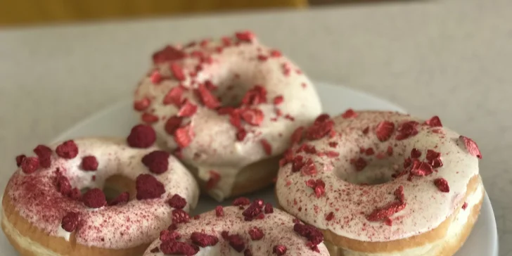 Libovolné horké pití s donutem nebo bagelem v kavárně ve stylu amerického animáku