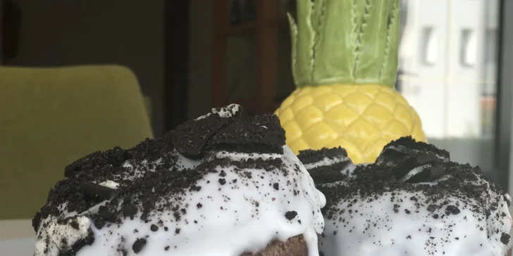 Libovolné horké pití s donutem nebo bagelem v kavárně ve stylu amerického animáku