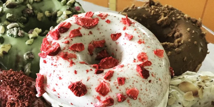 Libovolné horké pití s donutem nebo bagelem v kavárně ve stylu amerického animáku