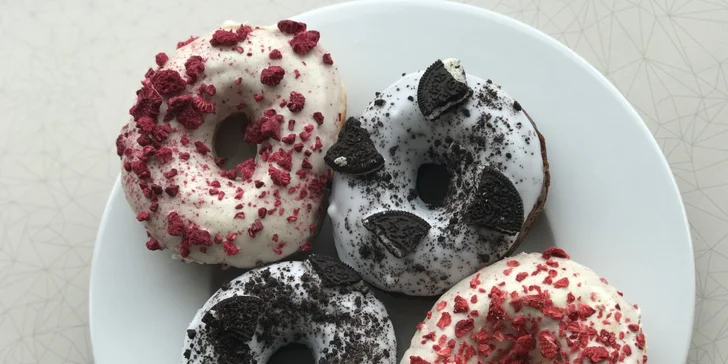 Libovolné horké pití s donutem nebo bagelem v kavárně ve stylu amerického animáku