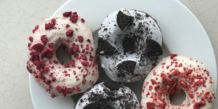 Libovolné horké pití s donutem nebo bagelem v kavárně ve stylu amerického animáku