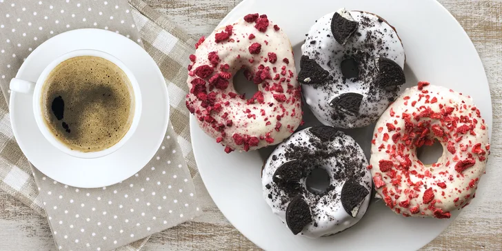 Libovolné horké pití s donutem nebo bagelem v kavárně ve stylu amerického animáku