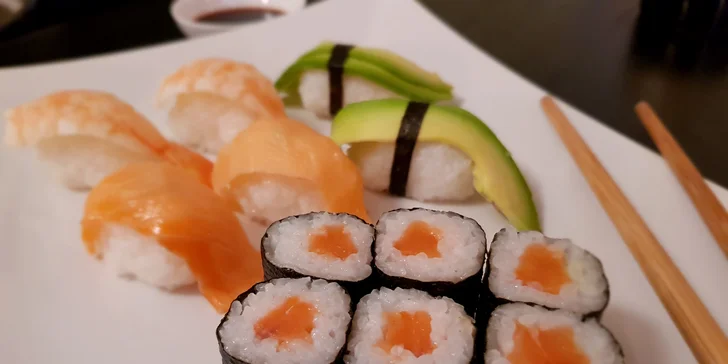 Sushi – lék na podzimní splín: 30 ks ve vegetariánské, losové nebo krevetové verzi