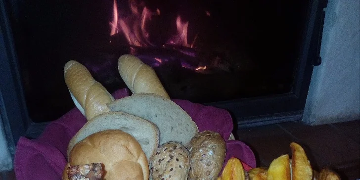 Masové prkno pro dva a více jedlíků: žebra, křídla a koleno i s přílohami