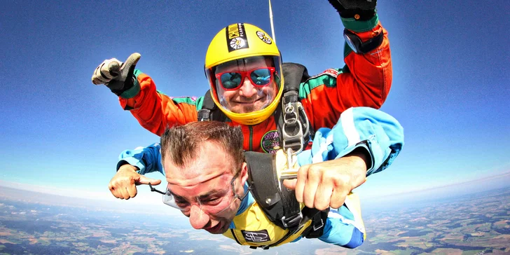 Adrenalin v oblacích: vyhlídkový let završený tandemovým seskokem s videozáznamem