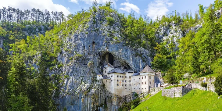 Během zájezdu navštívíte i Predjamský hrad pod skalním převisem.