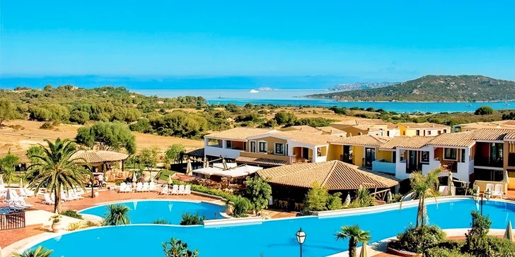 Dovolená na Sardinii: 4* hotel, plná penze, bazény, animace i letenky