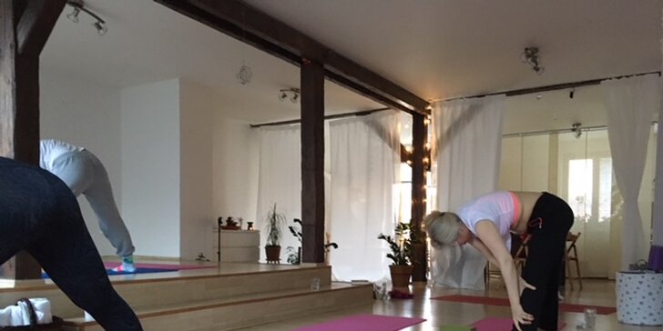 Staňte se silnými jogínkami: čtyři vstupy na lekce jógy dle výběru