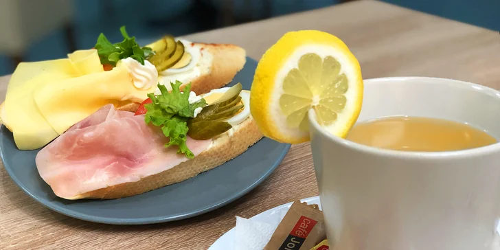Chlebíčky a káva podle výběru: frappé, cappuccino nebo espresso