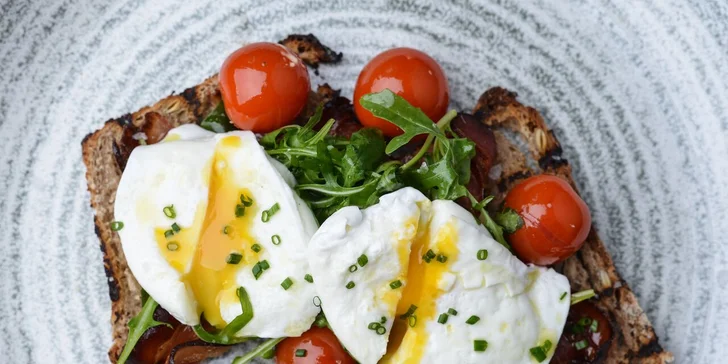 Sobotní brunch na Letné: jídlo a dezert dle výběru, káva i sklenka Prosseca