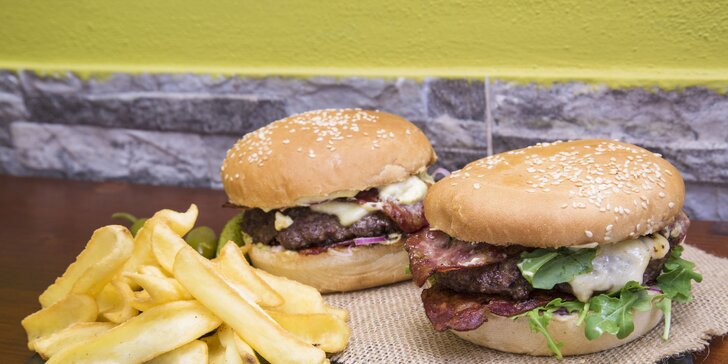 Poctivé burger menu z lokálních zdrojů pro 2 + hranolky, salát nebo polévka