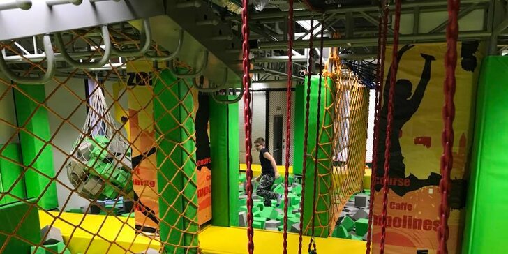 Adrenalin ve FlyZone Parku na hodinu nebo celý den: trampolíny, lezecká stěna i překážková dráha