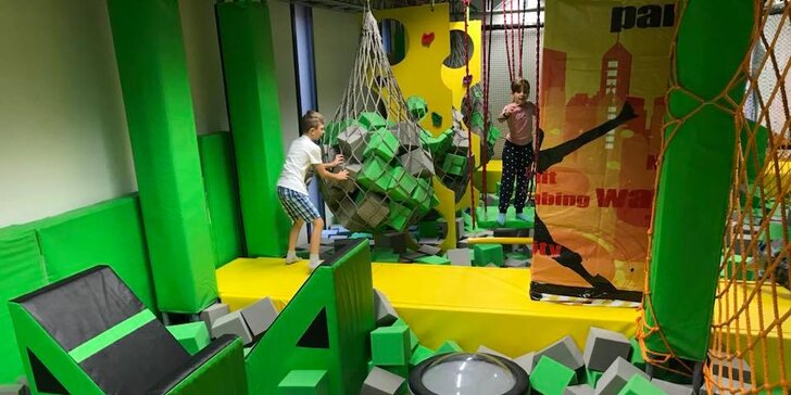 Adrenalin ve FlyZone Parku: trampolíny, lezecká stěna i překážková dráha