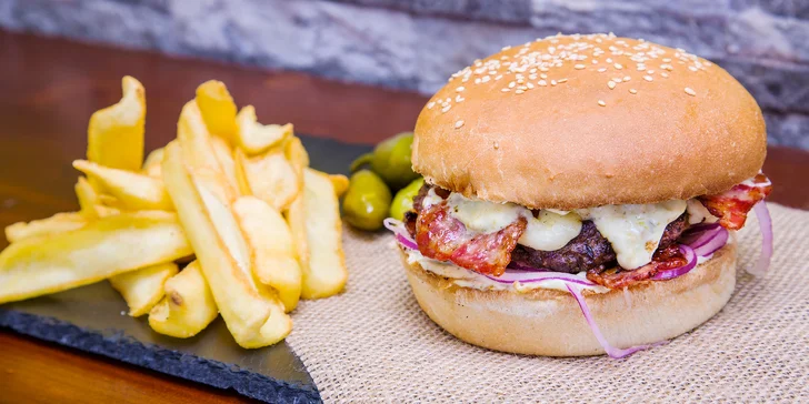 Burger menu z lokálních zdrojů: Jalapeňák a k němu hranolky, salát nebo polévka
