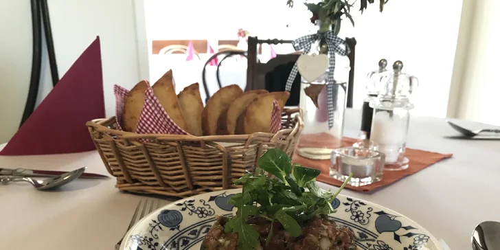 300 g tataráku namíchaného s kapary, cornichons a k tomu 6 topinek
