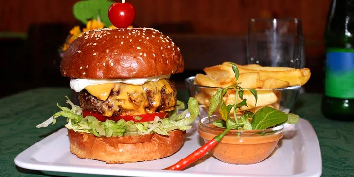 Poškmákněte si u Slapské přehrady: Naditý domácí burger s hranolky a nealkem