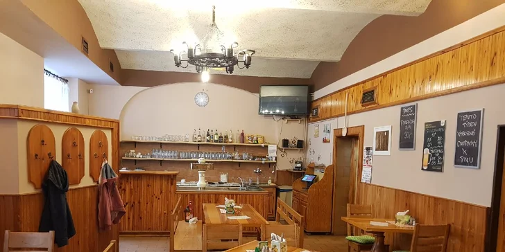 Kilo kuřecích nebo vepřových řízků včetně zeleniny a chleba