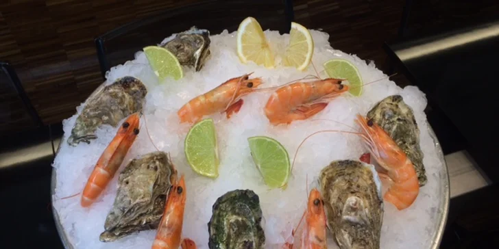 Čerstvé ústřice a krevety v Seafood - na výběr ze tří plat