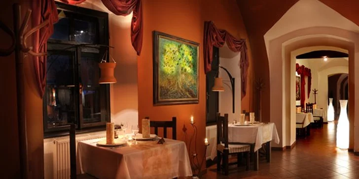 Příjemné posezení ve dvou: menu s jelením steakem, filetem z okouna a lahví vína