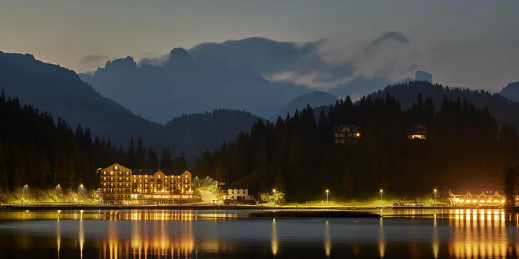 Hotel stojí na břehu jezera v Misurině. 