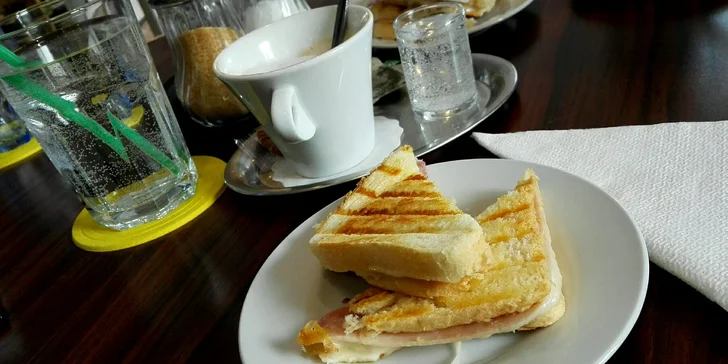 Toast a limonáda nebo káva a zákusek v kavárně plné koček pro jednoho i pro dva