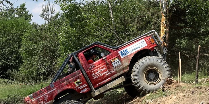 Žádná překážka není velká: Adrenalin za volantem Truck trialového speciálu