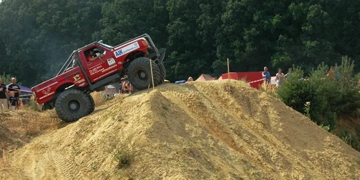 Žádná překážka není velká: Adrenalin za volantem Truck trialového speciálu