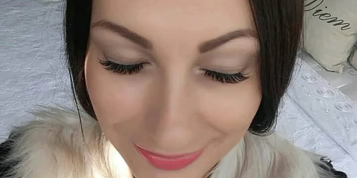 Denní nebo slavnostní líčení s úpravou vlasů
