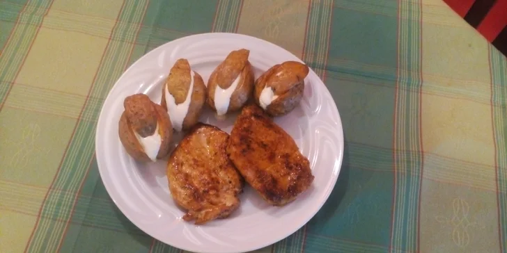 Šťavnatý kuřecí nebo vepřový steak a plněné brambory pro dva