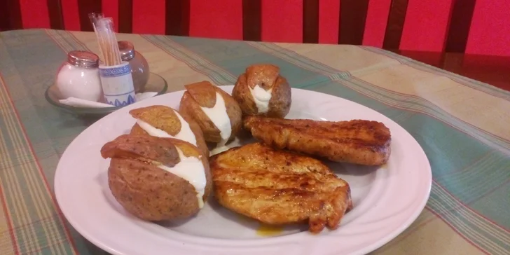 Šťavnatý kuřecí nebo vepřový steak a plněné brambory pro dva